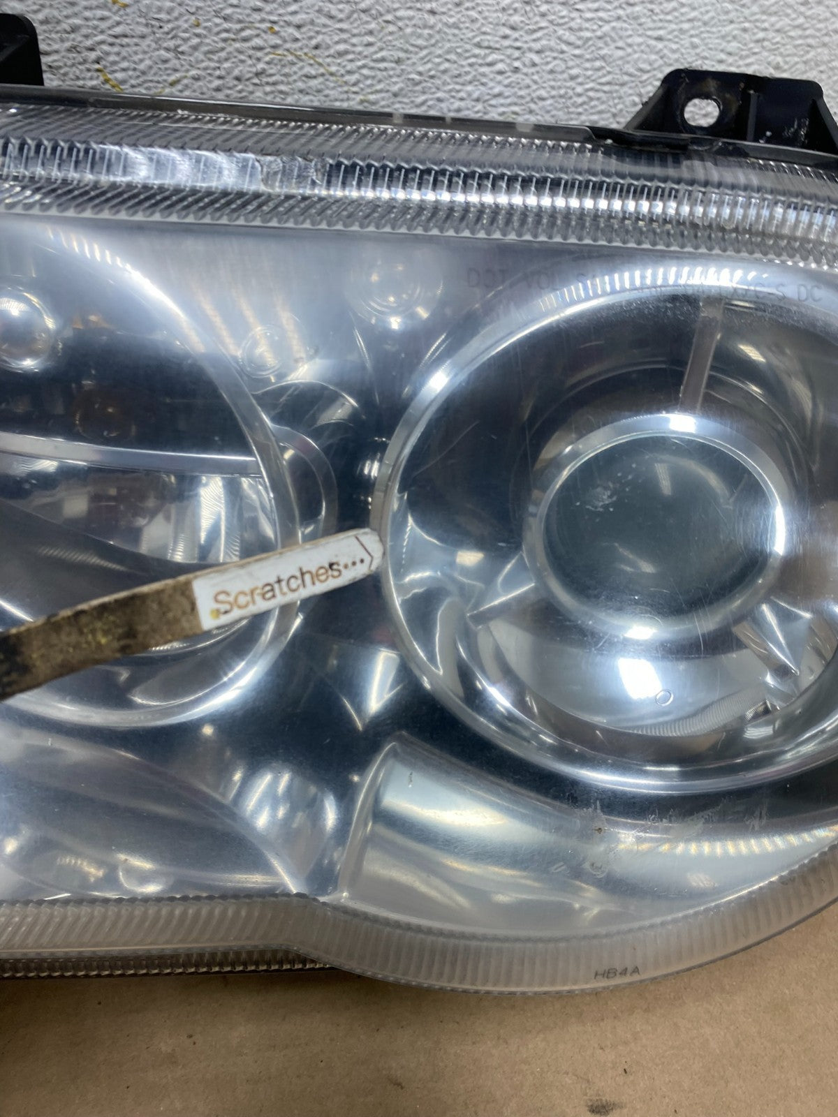 2005 to 2010 Chrysler 300C Left+Right Side Halogen Headlights AH9433 DW4