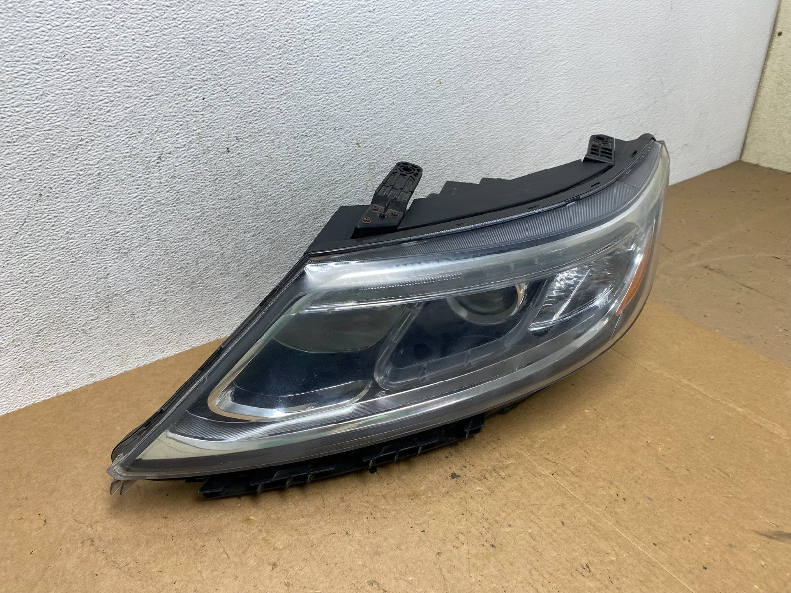 2014 to 2015 Kia Sorento Left Driver LH Side Headlight Halogen AE3283 DW2