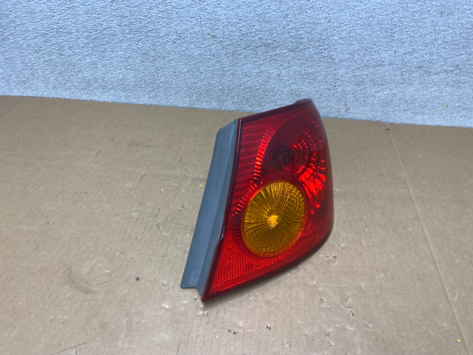 2003 to 2005 Toyota Corolla Right Passenger RH Side Tail Light Oem V4861 DW2