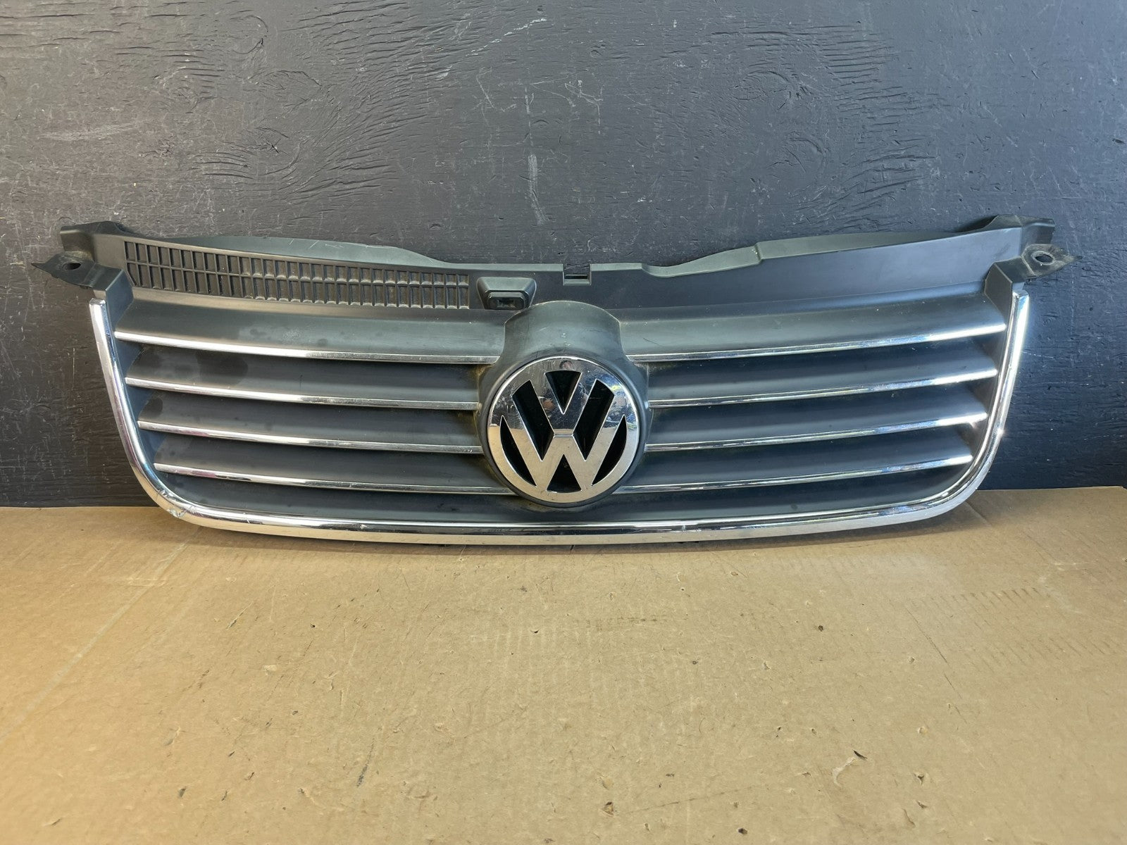 2001 to 2005 Volkswagen Passat Front Upper Grill Grille AD5722 DW0