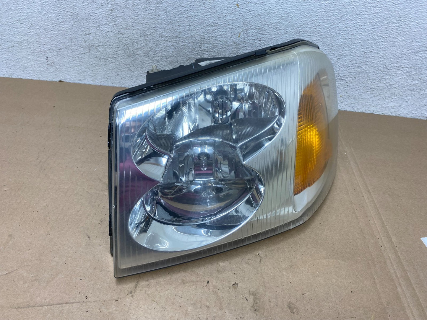 2002 to 2009 Gmc Envoy Left Driver Lh Side Headlight Halogen AG4535 DW2