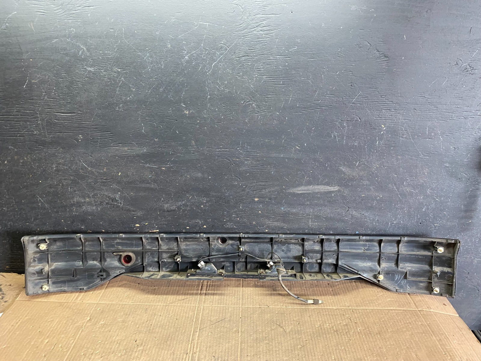 1997-2000 Mitsubishi Montero Sport Tailgate Center Tail Light Panel r7846 DG7