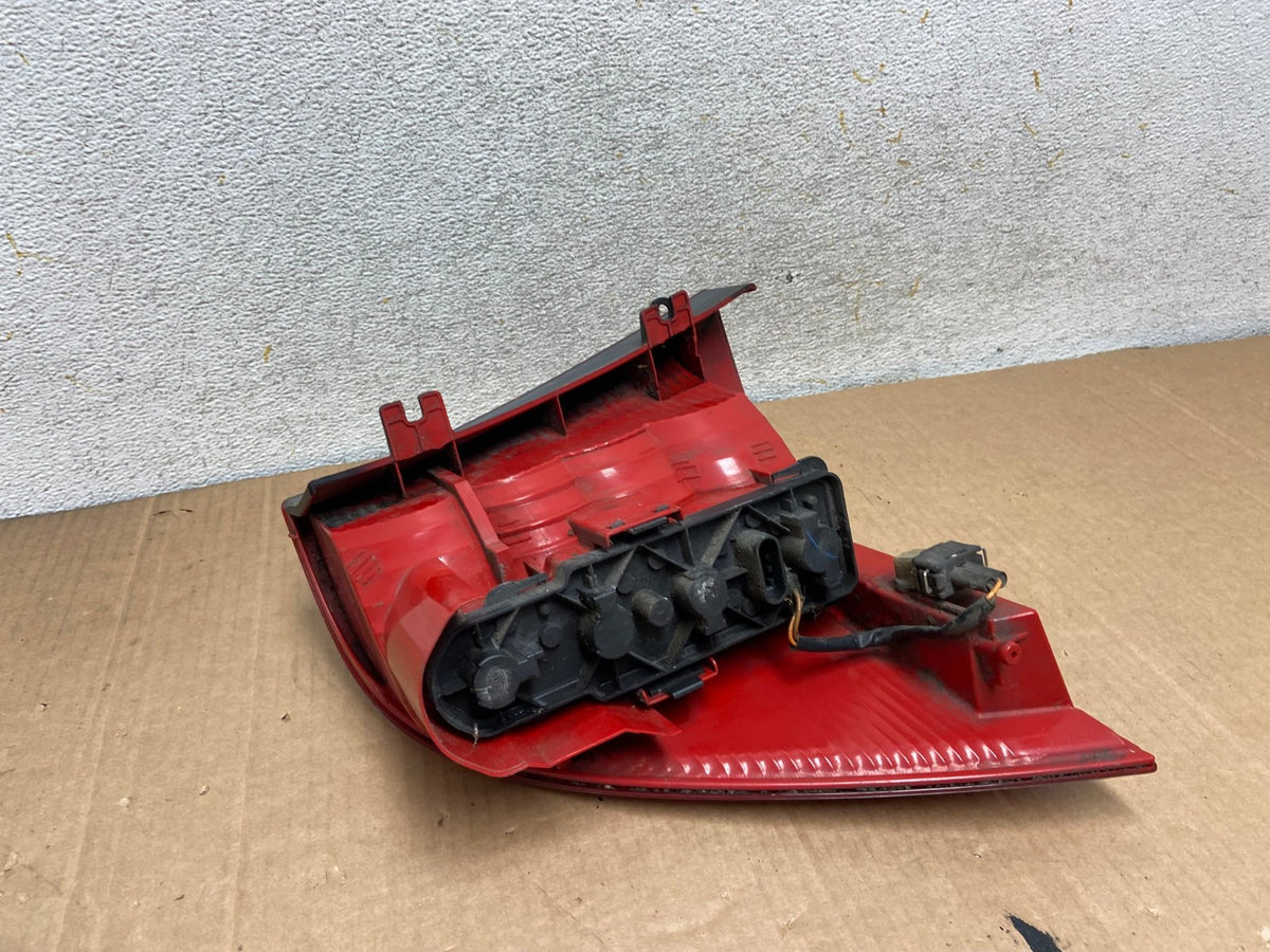 2002-2005 Mercedes ML 350 Ml-Class Right Passenger Rh Side Tail Light AI8403 LK5