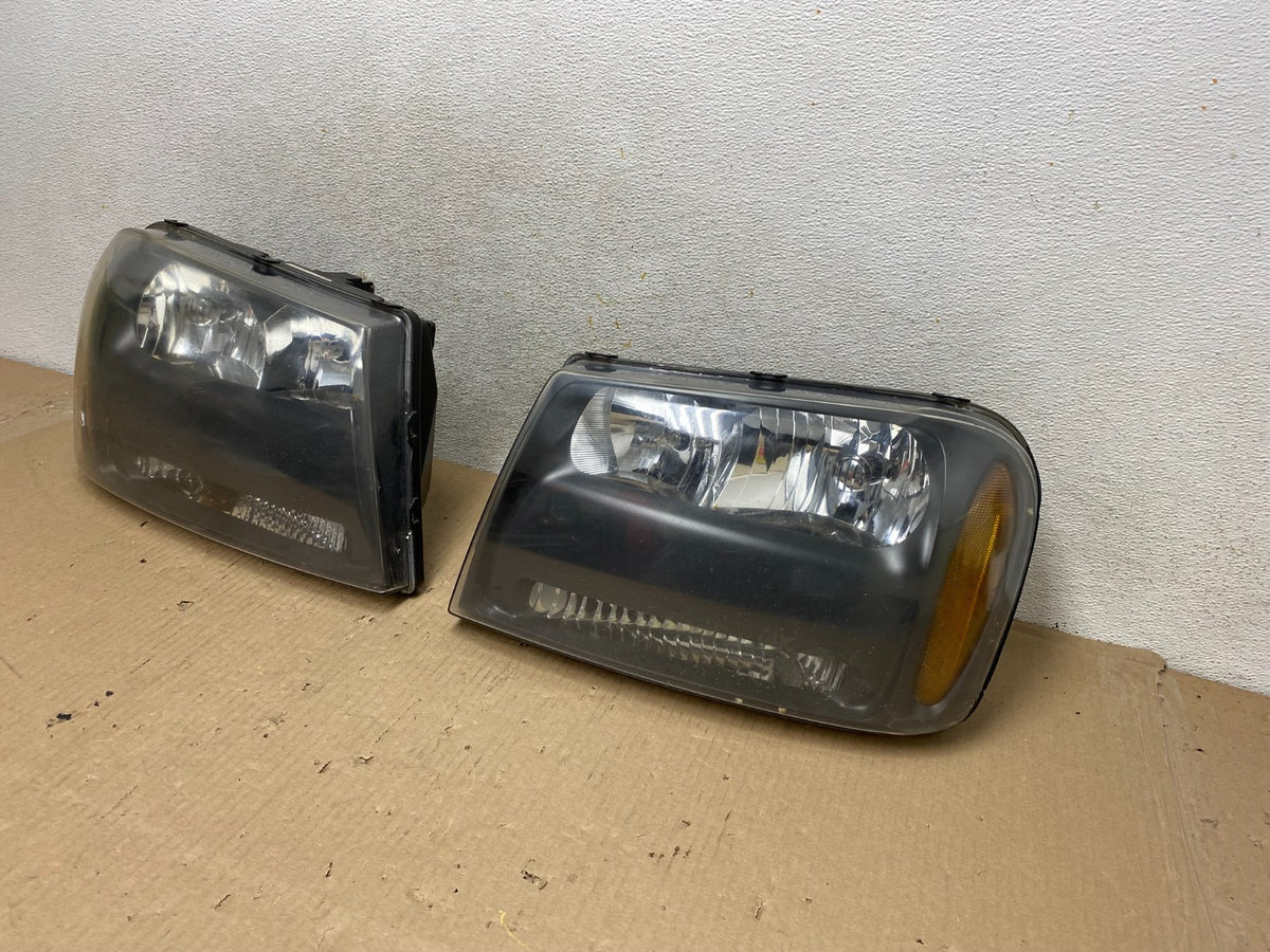2006 - 2009 Chevrolet Trailblazer Left+Right Headlights Flush Half Bar AH5815 DW2