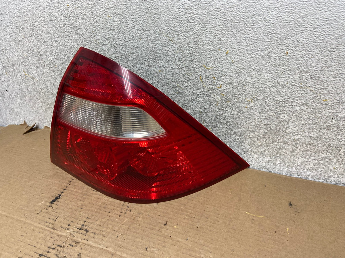 2005 2006 2007 Ford Five Hundred Right Passenger RH Tail Light AH4159 LK2