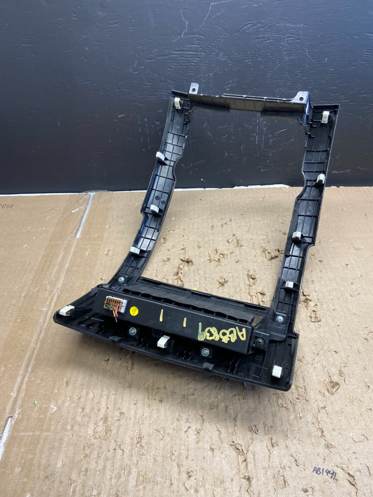 2011 to 2013 Kia Sorento Center Radio Climate Control Clock Trim ab5839 DG3