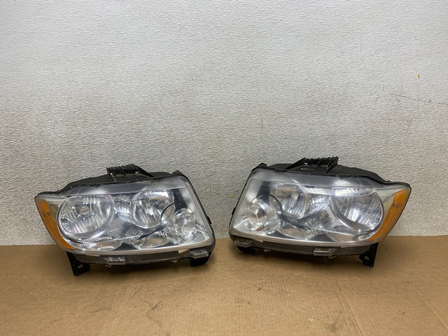2011-2013 Jeep Grand Cherokee Left+Right Halogen Headlights W8417 DW0