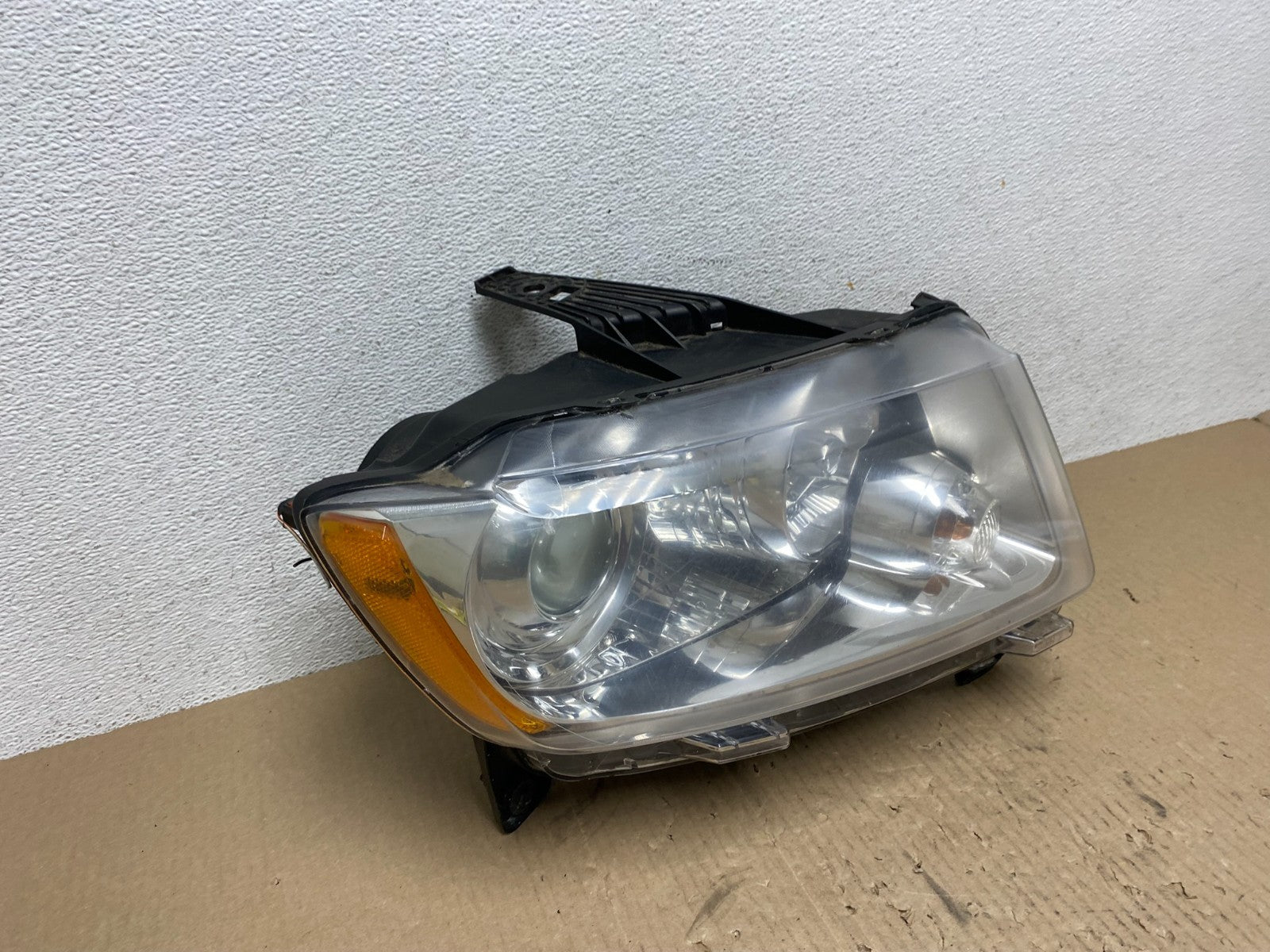 2011-2013 Jeep Grand Cherokee Right Passenger Xenon Headlight AE7063 DW2