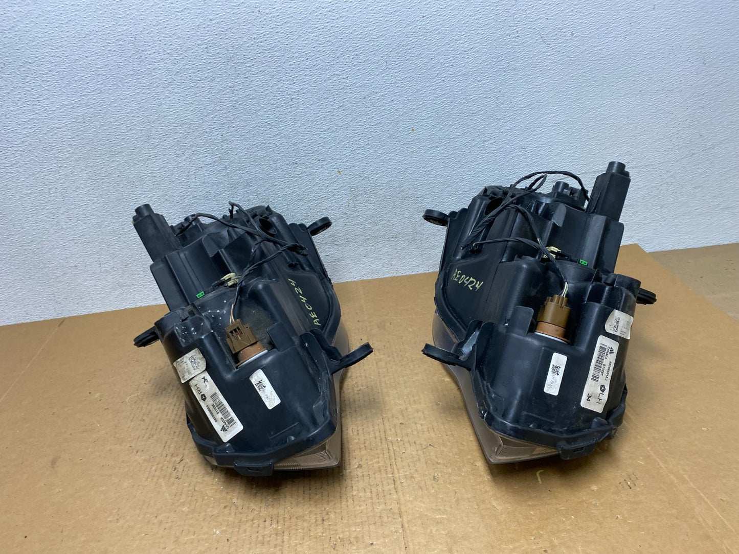2008 to 2016 Chrysler Town and Country Left+Right Side Headlights AE0424 DW10