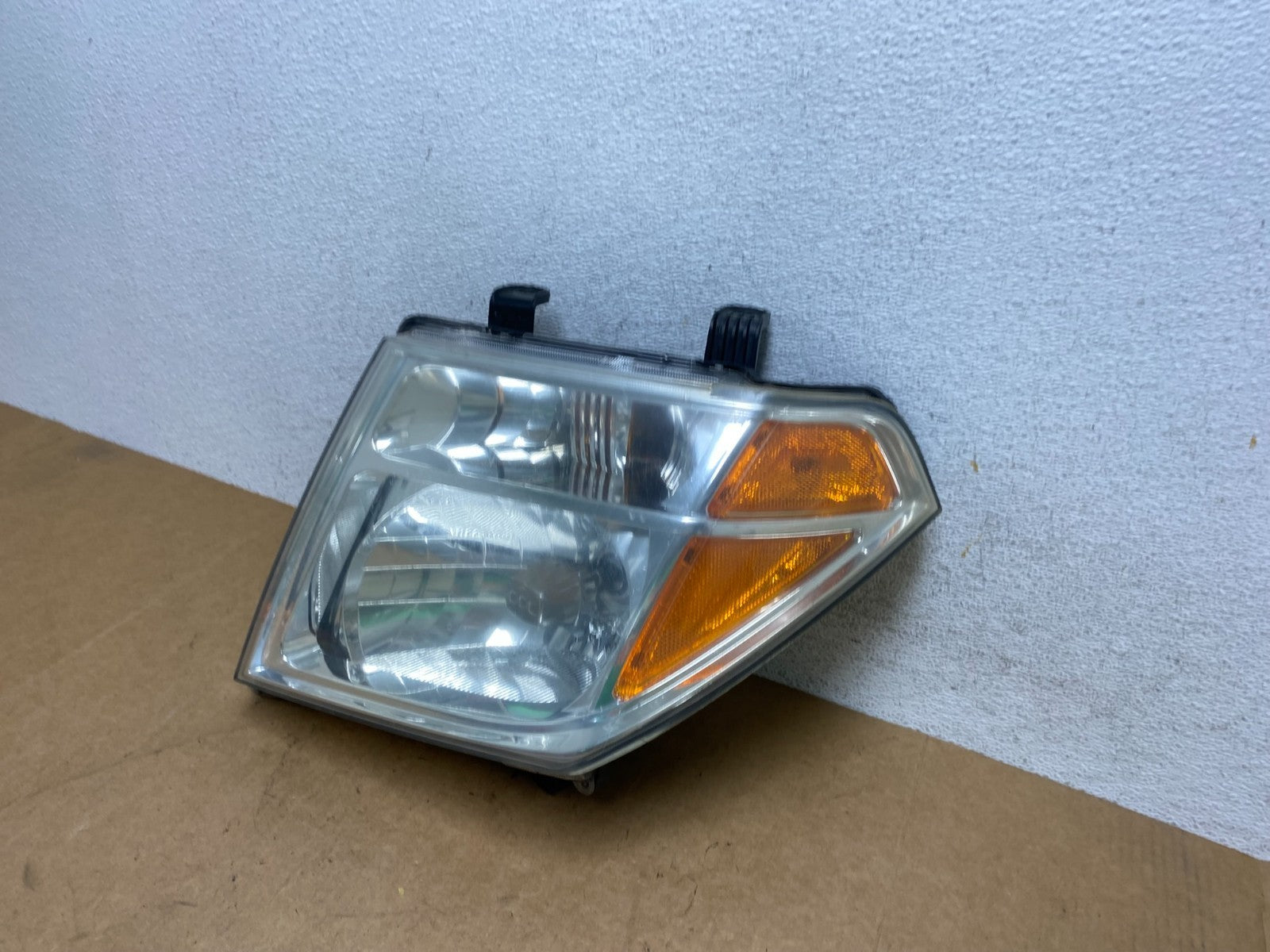 2005-2007 Nissan Pathfinder Halogen Headlight Left Driver LH AE3161 DW1