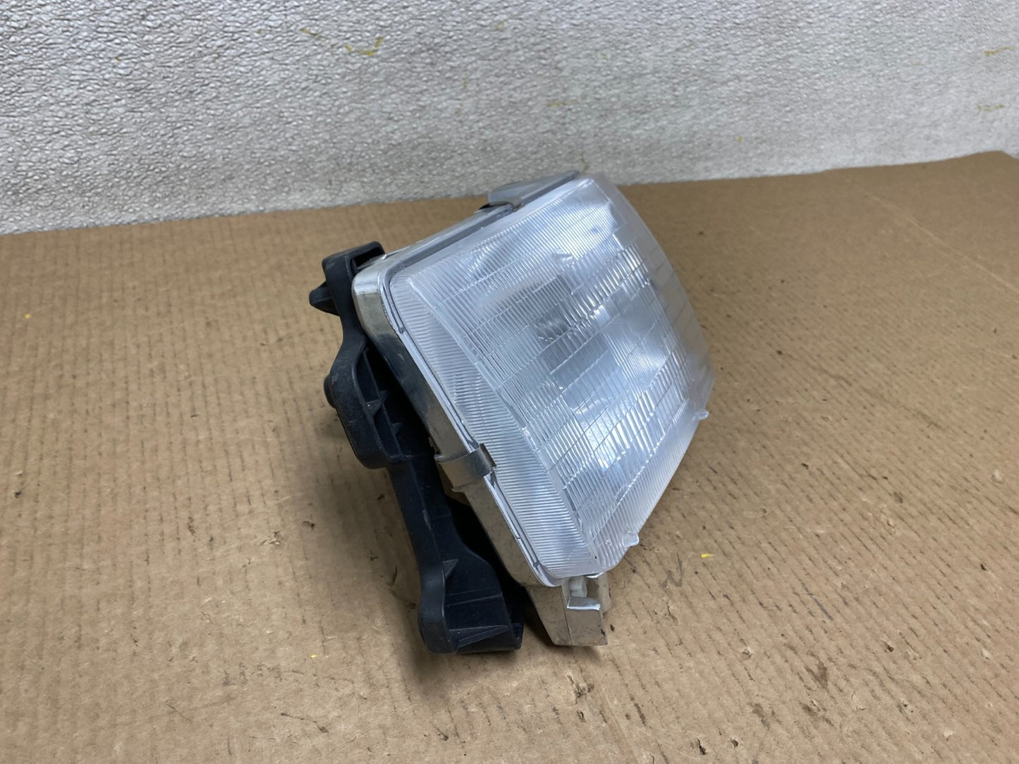 1998 1999 Nissan Frontier Right Passenger Side Headlight Halogen Lamp W5075 DW2