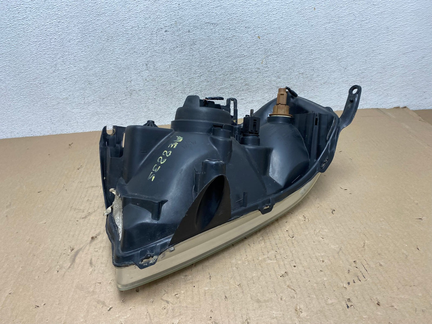 2005 - 2006 Mazda Tribute Right Passenger Rh Headlight AE8835 LK5