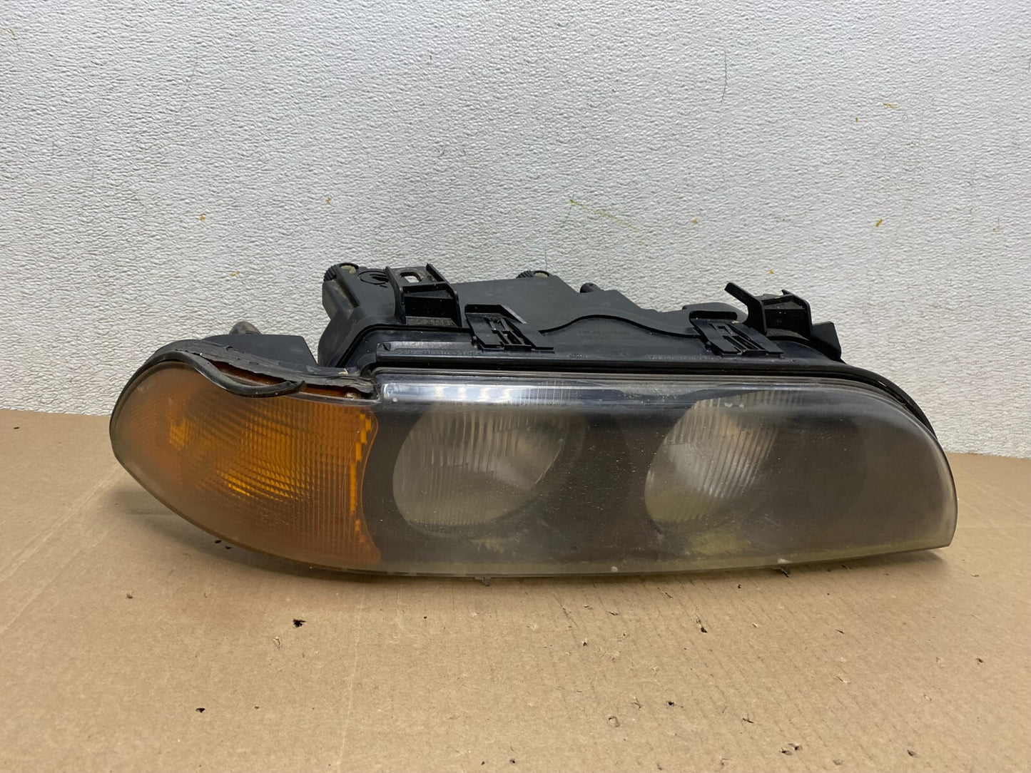 1997 - 2000 BMW E39 5 Series Headlight Right Passenger RH Halogen OEM J8505 DW0