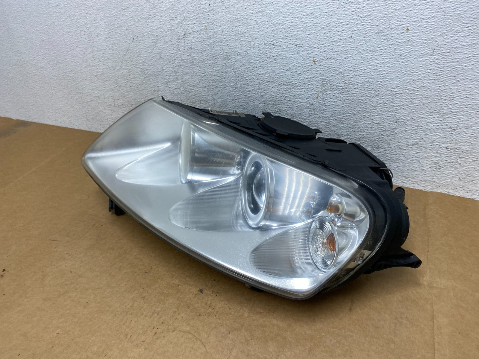 2004 to 2007 Volkswagen Touareg Left Driver Halogen Headlight AE2938 DW1