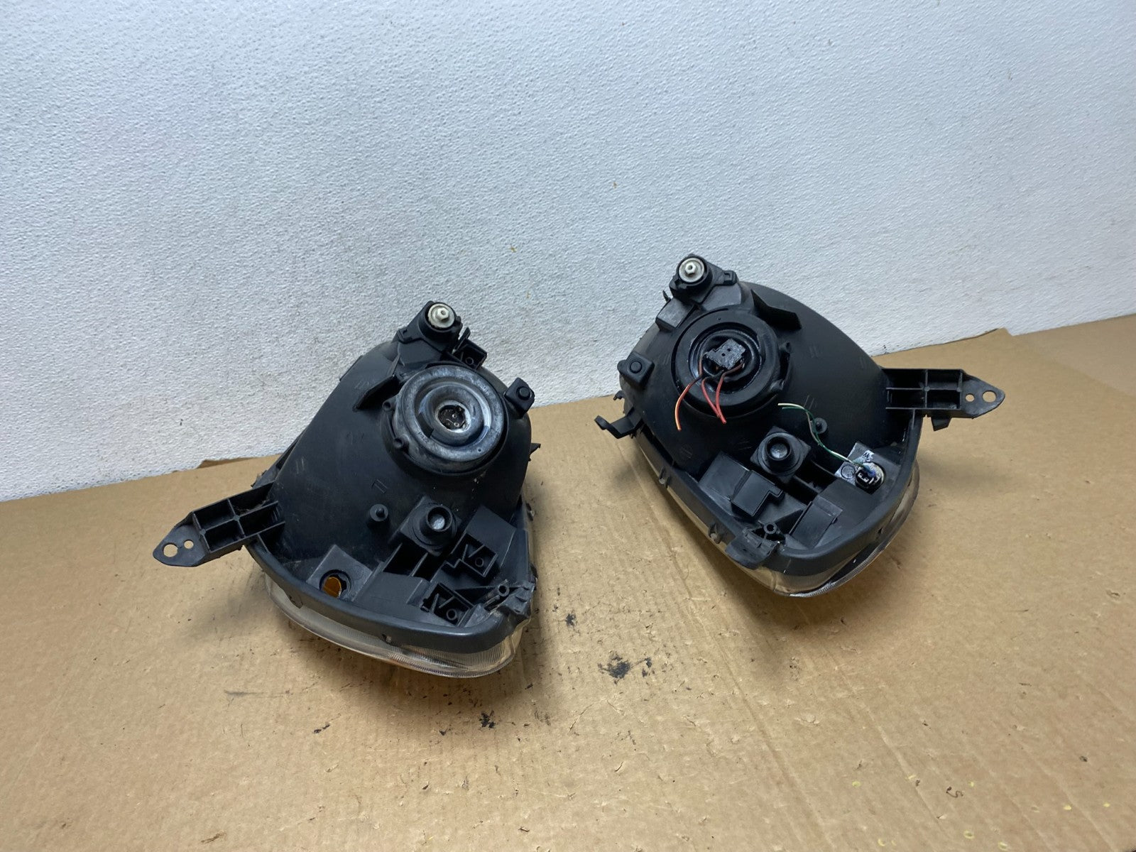 2001 - 2003 Toyota Rav4 Left+Right Side Headlights Halogen TYC AG2308 DW11