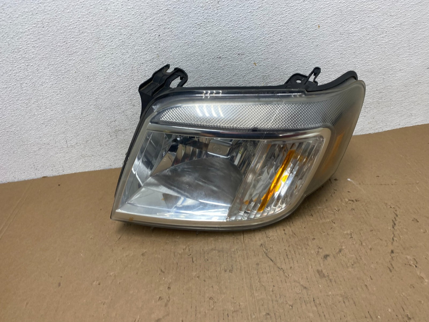 2008 to 2011 Mercury Mariner Left Driver LH Side Halogen Headlight AD8080 DW0