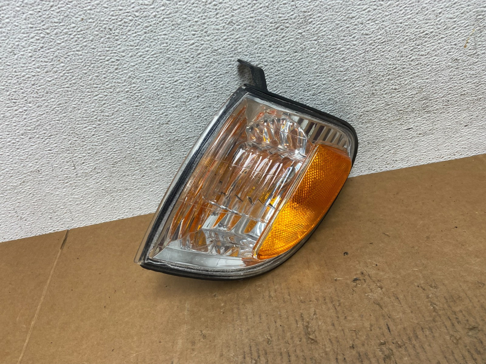 2005 to 2006 Toyota Tundra Left Driver LH Side Turn Signal Light AE1342 DG0