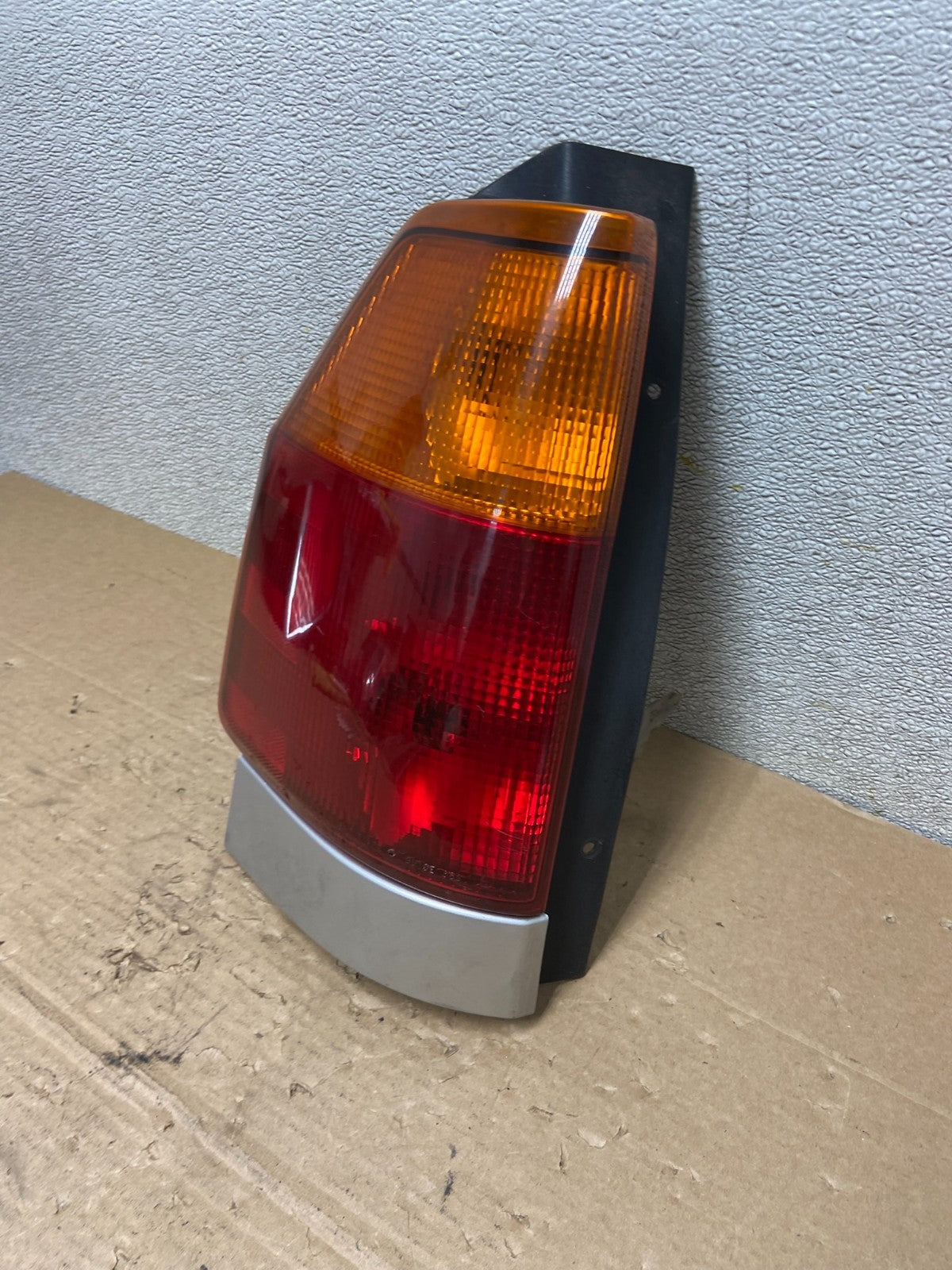 2002 to 2009 Gmc Envoy Left Driver Lh Side Tail Light OEM AB4767 LK2