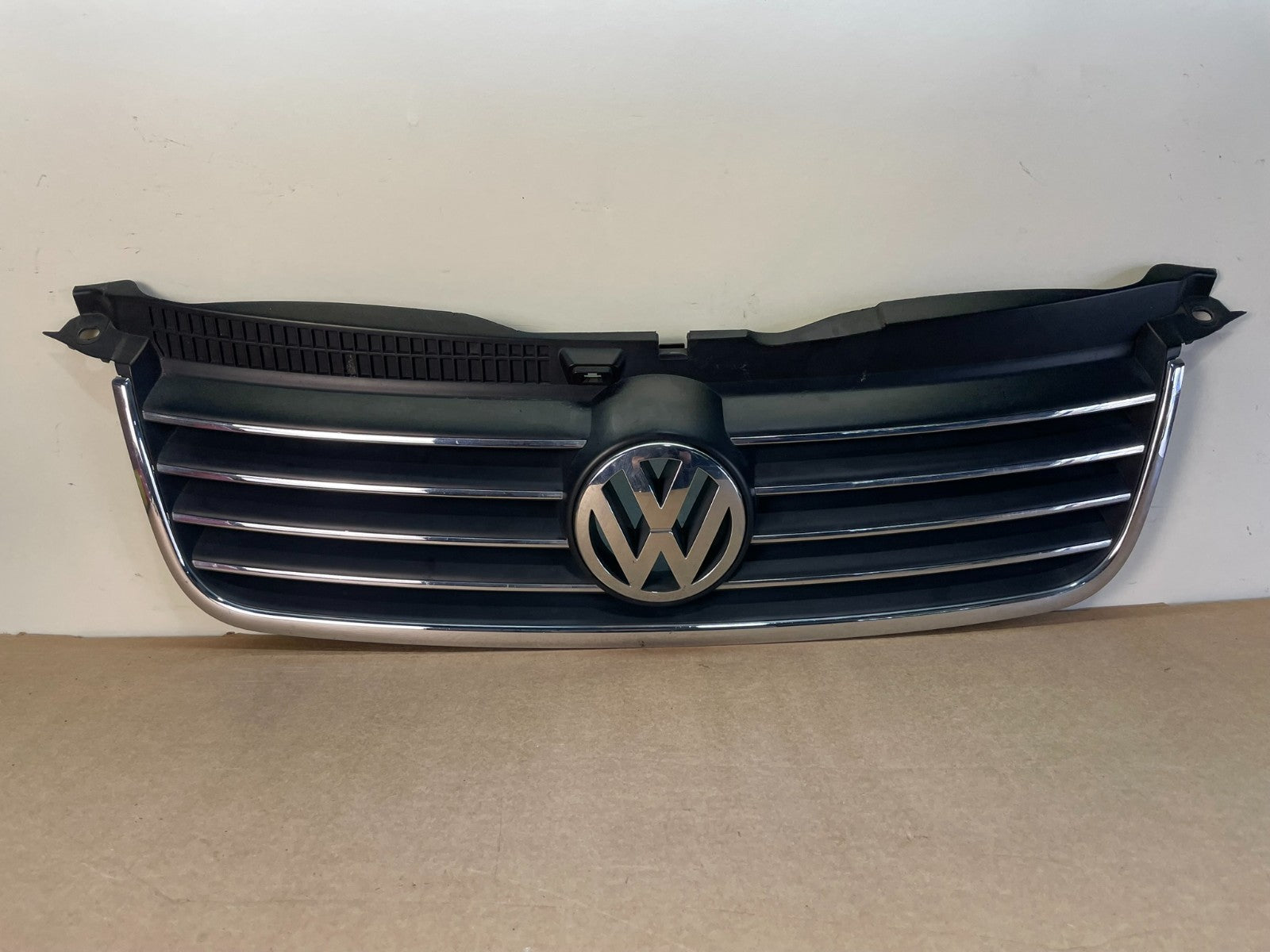 2001 to 2005 Volkswagen Passat Front Upper Grill Grille AF8553 DG0