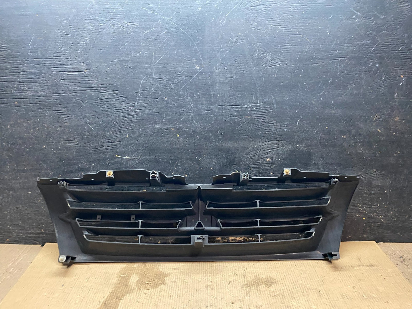 2001 2002 Mitsubishi Montero Front Upper Grill Grille x3258 DG8