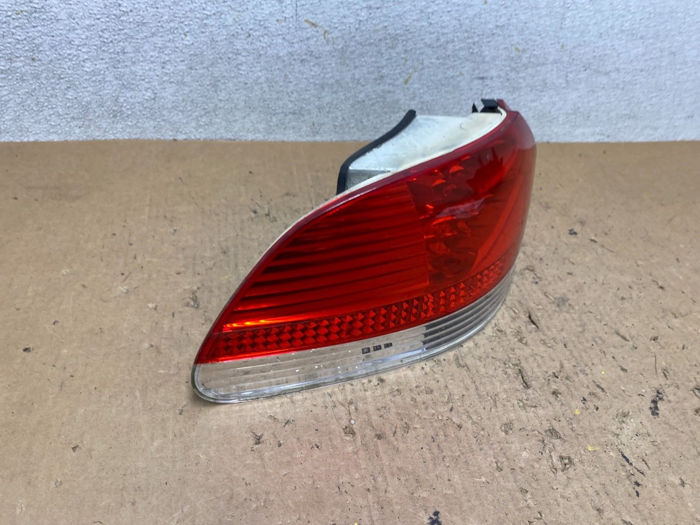 2002 to 2005 BMW 7-Series 745i 760i Left Driver LH Side Tail Light Oem Q8774 DW2