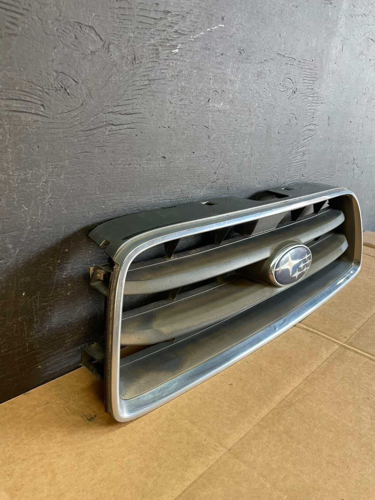 2003 to 2005 Subaru Forester Front Upper Grill Grille AE0827 DG2
