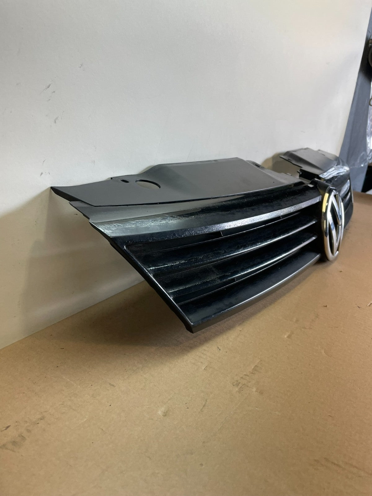 2011 to 2014 Volkswagen Jetta Sedan Front Upper Grille Grill ai4260 DG2