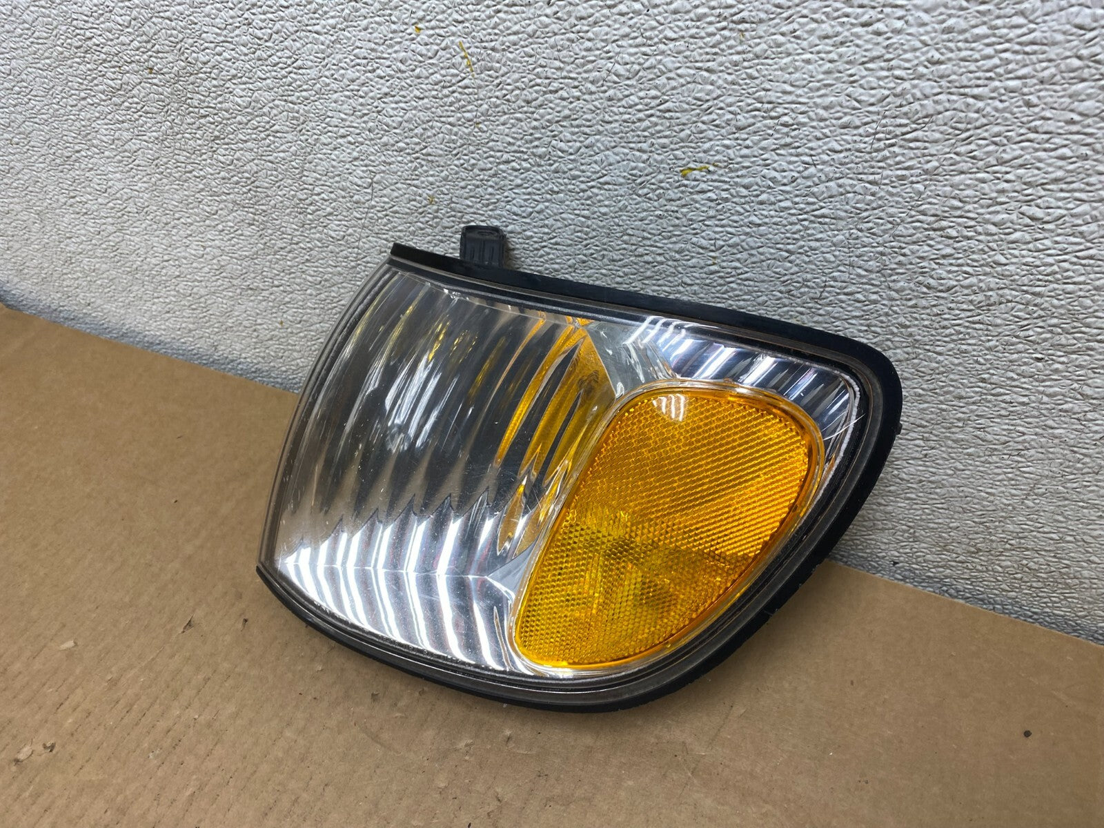 2001 to 2003 Toyota Sienna Left Driver LH Turn Signal G9042 PS1