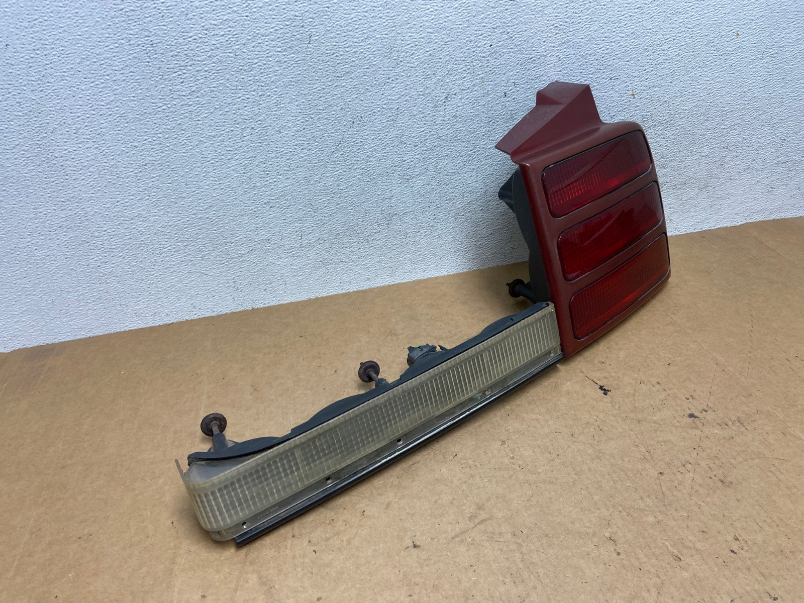 1991-1996 Oldsmobile Cutlass Ciera Right Passsenger Tail Light AE3206 LK2