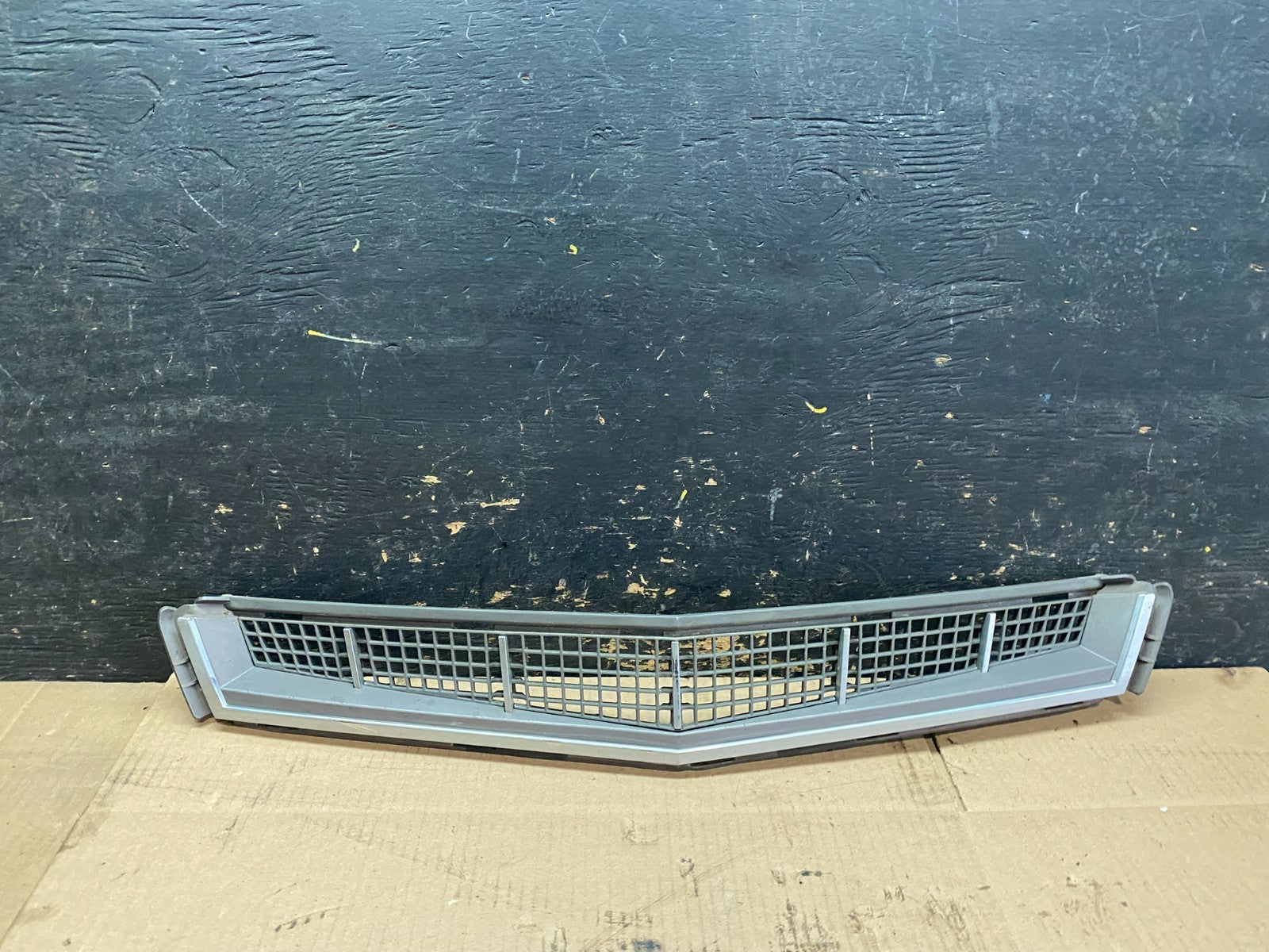 2008 to 2011 Cadillac Cts front Lower Grill Grille W2549 DG0