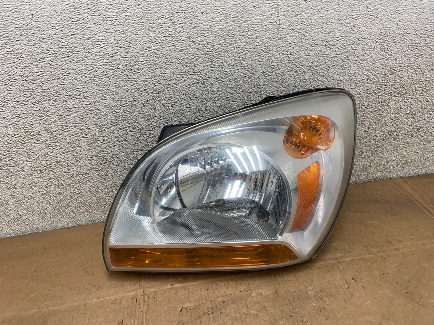 2005 to 2006 Kia Sportage Left Driver LH Halogen Headlight Y5632 DW0