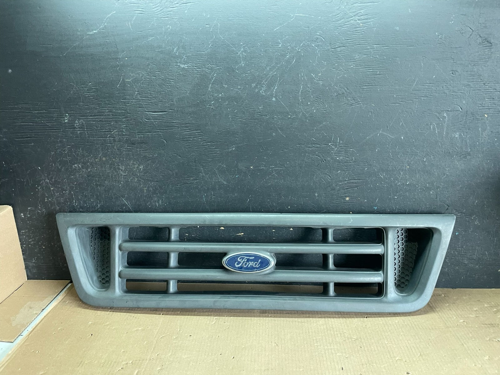 2003 to 2007 Ford Econoline E150 E250 E350 Front Grille Grille L9197 OEM DG0