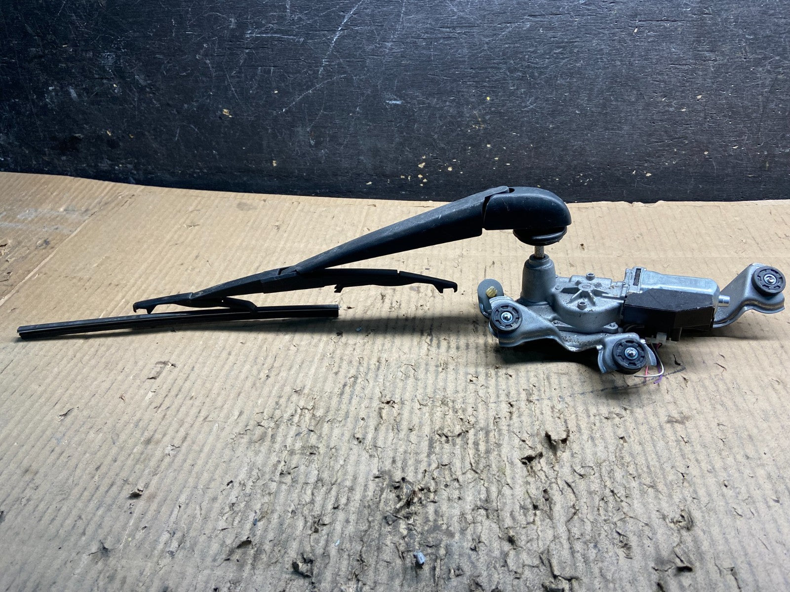 2009 to 2012 Toyota Matrix Rear Wiper Windshield Motor OEM Y1524 DG1