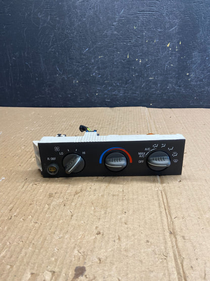 2001 - 2007 GMC Chevrolet Express 1500 Climate Control A/C AE3907 DG0