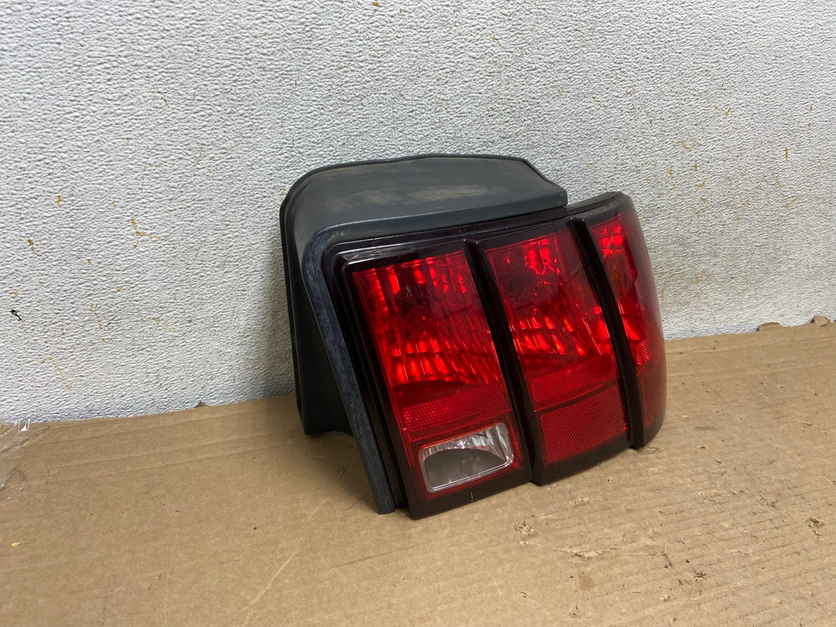1999-2004 Ford Mustang Right Passenger Rh Side Tail Light AH8979 LK1