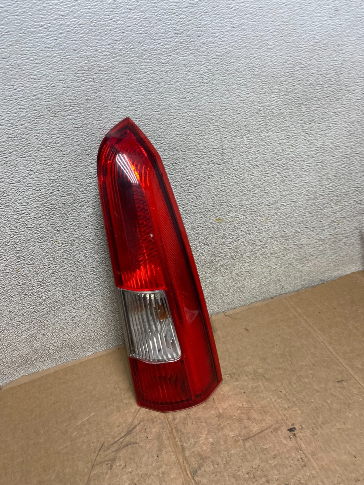 2001-2004 Volvo XC70 V70 Right Passenger RH Side Tail Light Upper Oem AA1518 GD2