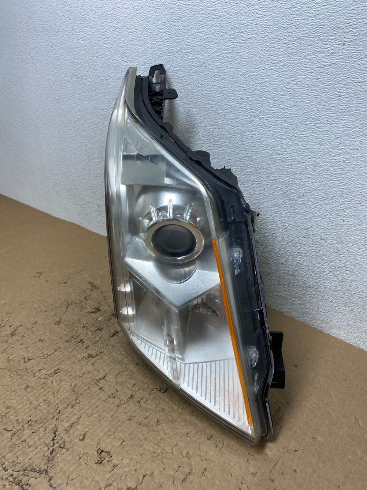 Halogen 2010 to 2016 Cadillac SRX Right Passegner Side Headlight AF9476 DW1