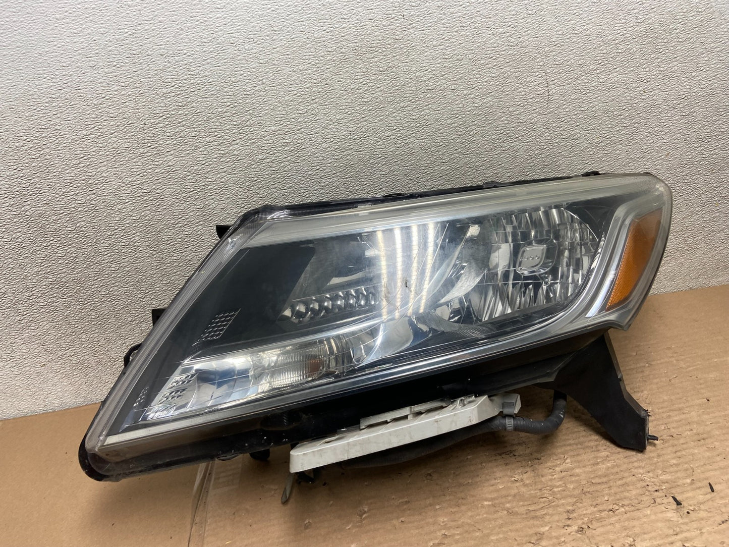 2013 to 2016 Nissan Pathfinder Left Driver LH Side Headlight Halogen AA94990