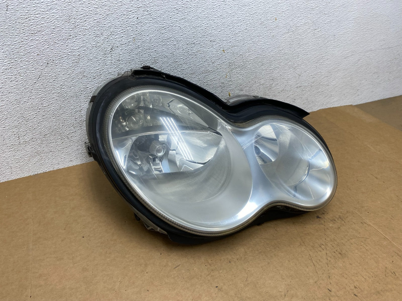 2005 to 2007 Mercedes-Benz C-Class Right Passenger Side Headlight AE3001 DW2