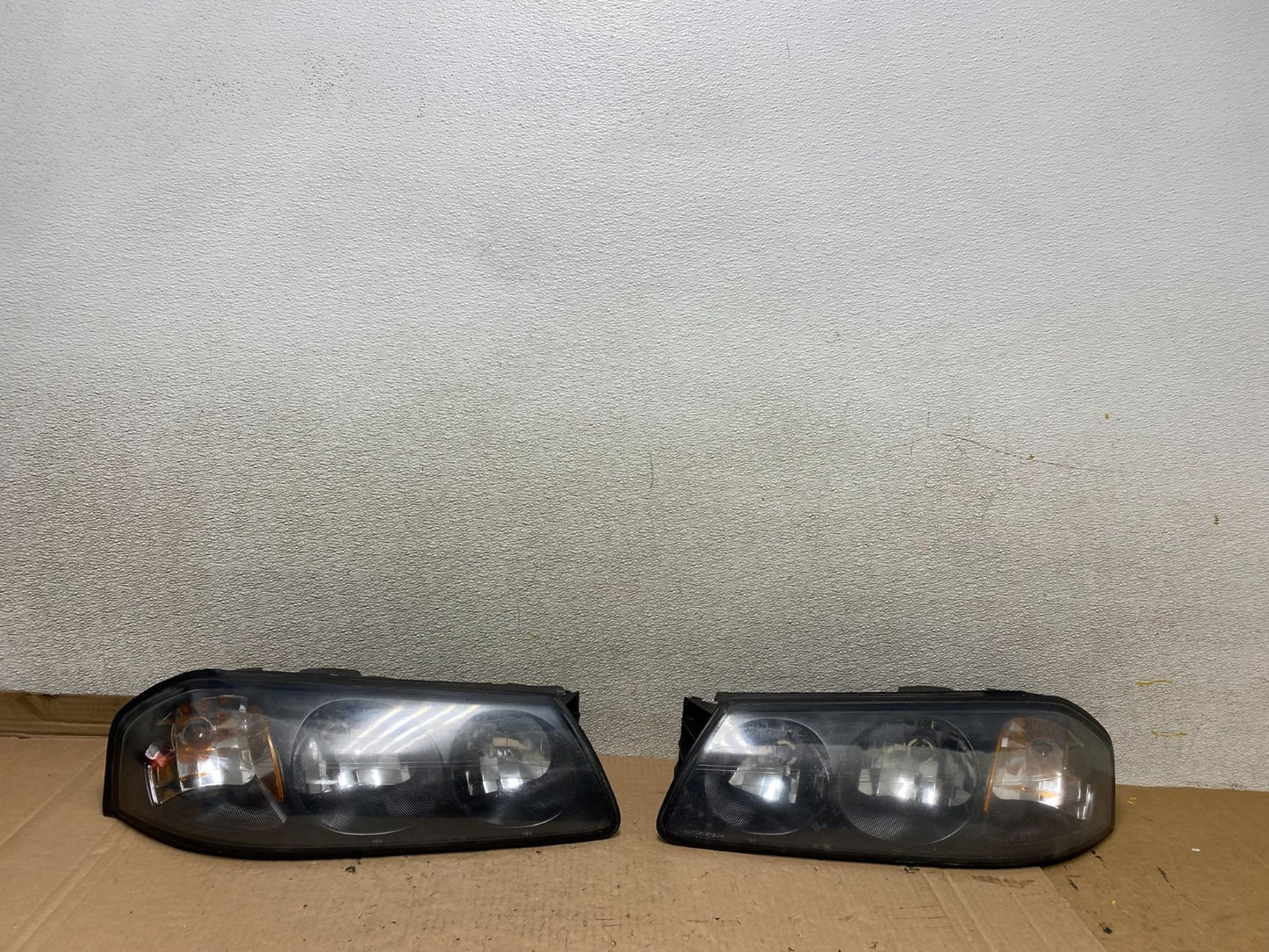 2000 to 2005 Chevrolet Impala Left+Right Set Headlights Halogen U8583 DW0