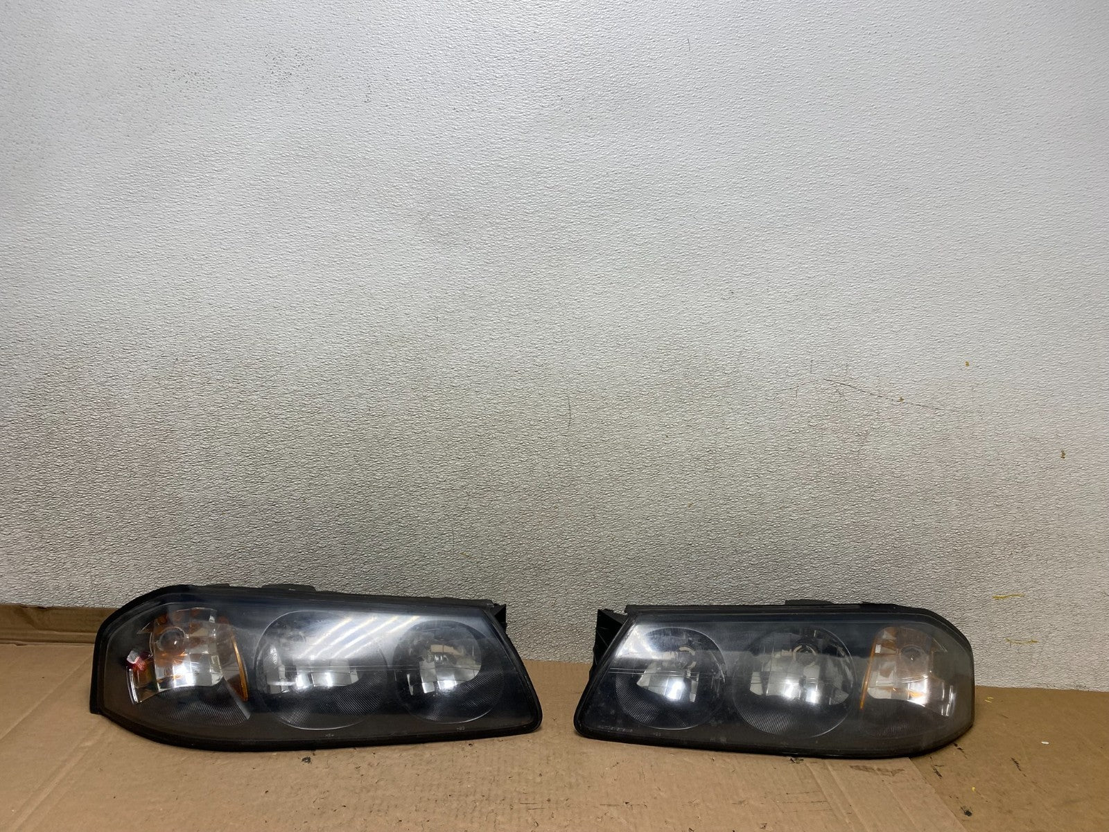 2000 to 2005 Chevrolet Impala Left+Right Set Headlights Halogen U8583 DW0