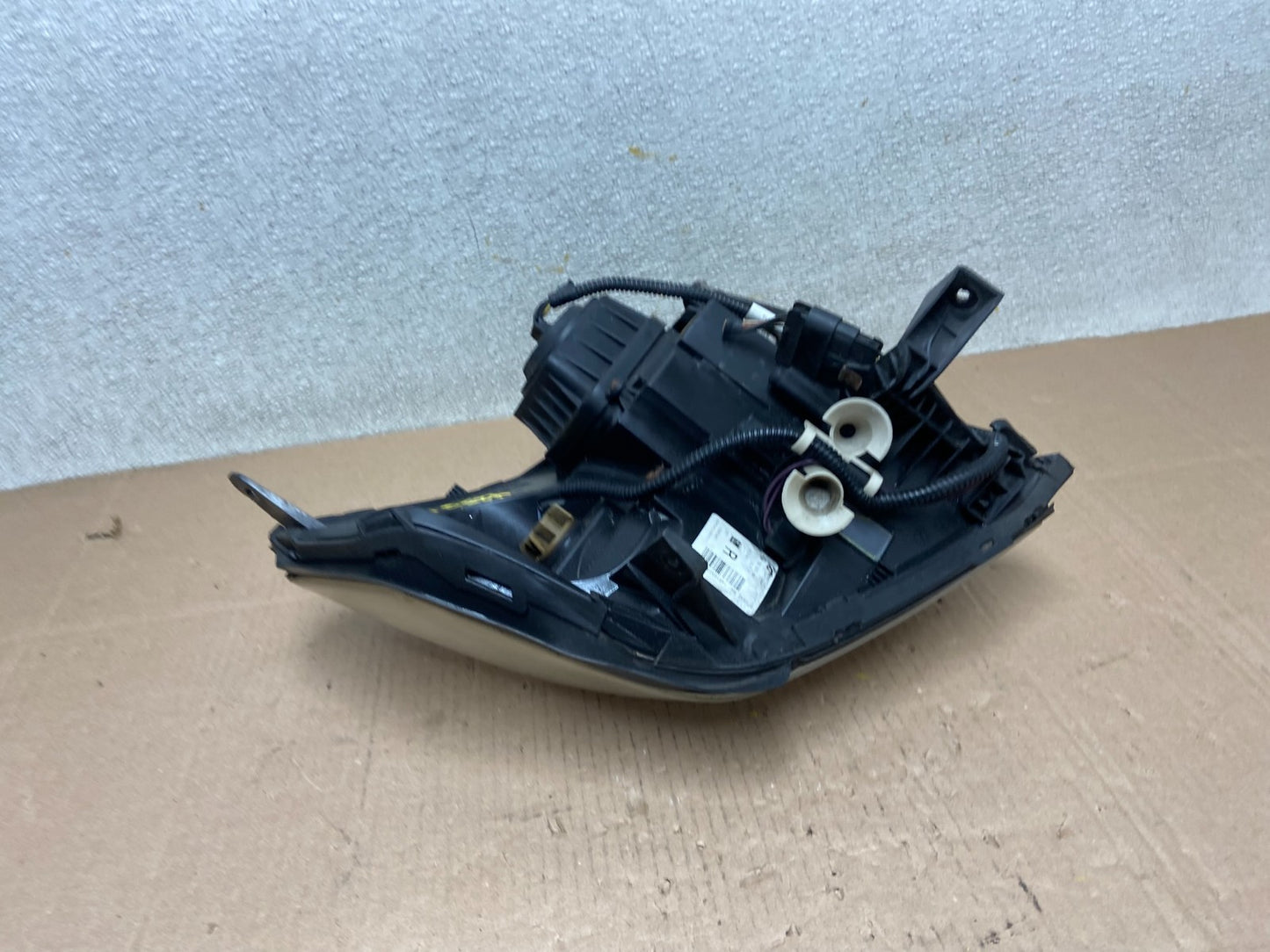 2006 to 2011 Cadillac DTS Right Passenger RH Side Xenon Hid Headlight OEM Y25615