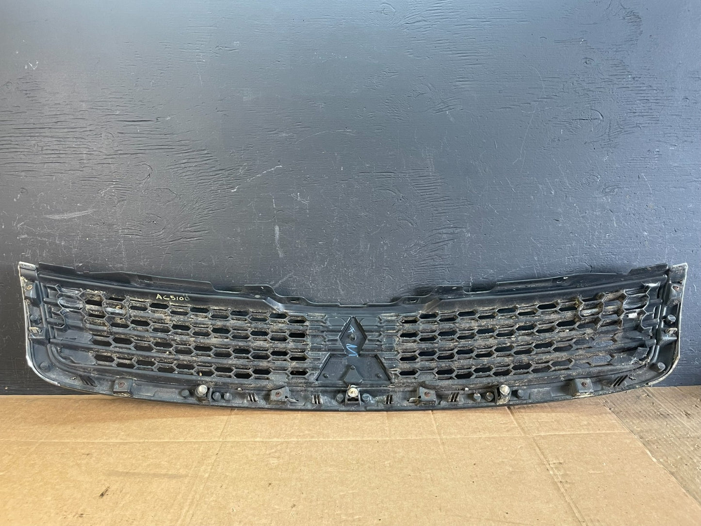 2010 2011 Mitsubishi Endeavor Front Upper Grill Grille AC5100 DG4