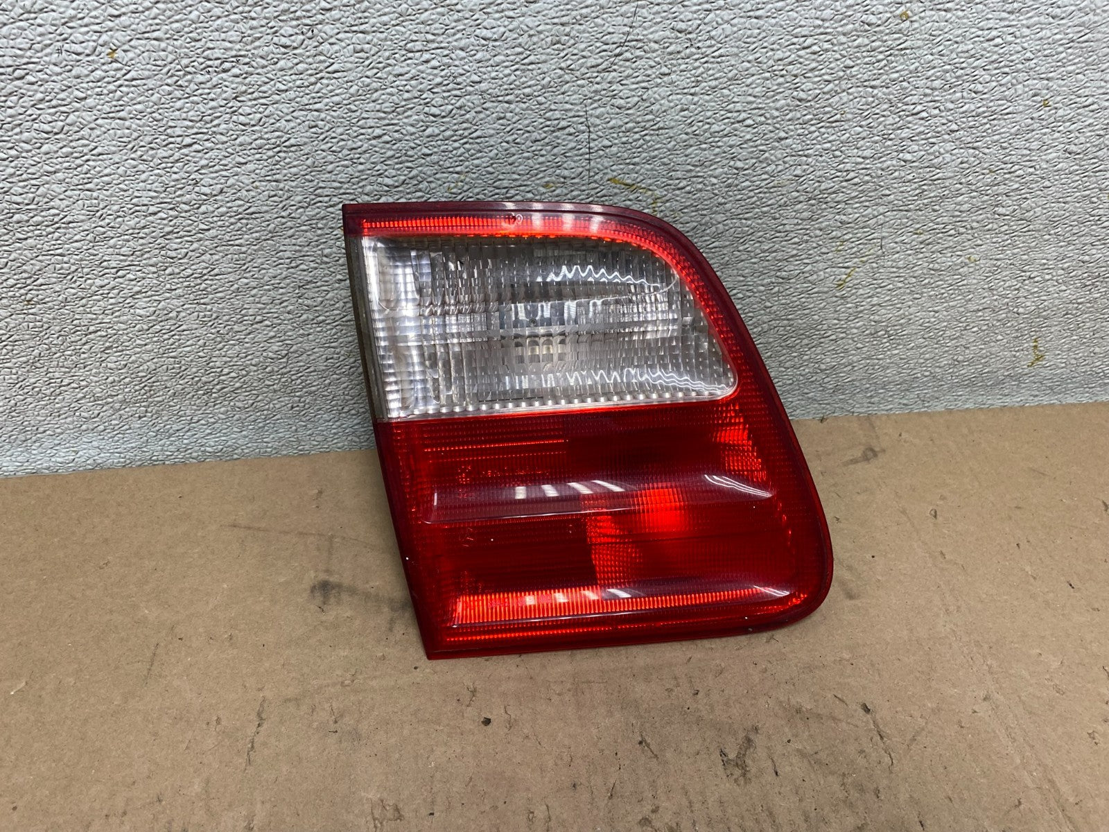 2000-2003 Mercedes-Benz E-Class E320 Wagon Left Driver Inner Tail Light S3900 DW0
