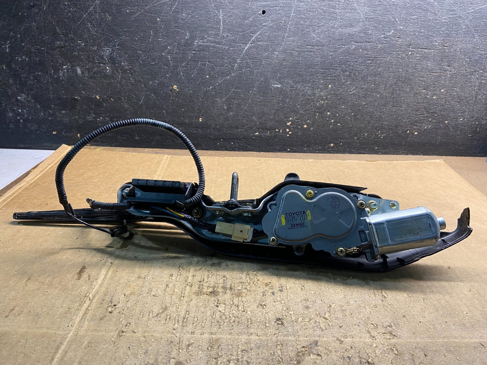 2003 to 2008 Pontiac Vibe Rear Wiper Windshield Motor OEM Y4175 DG4