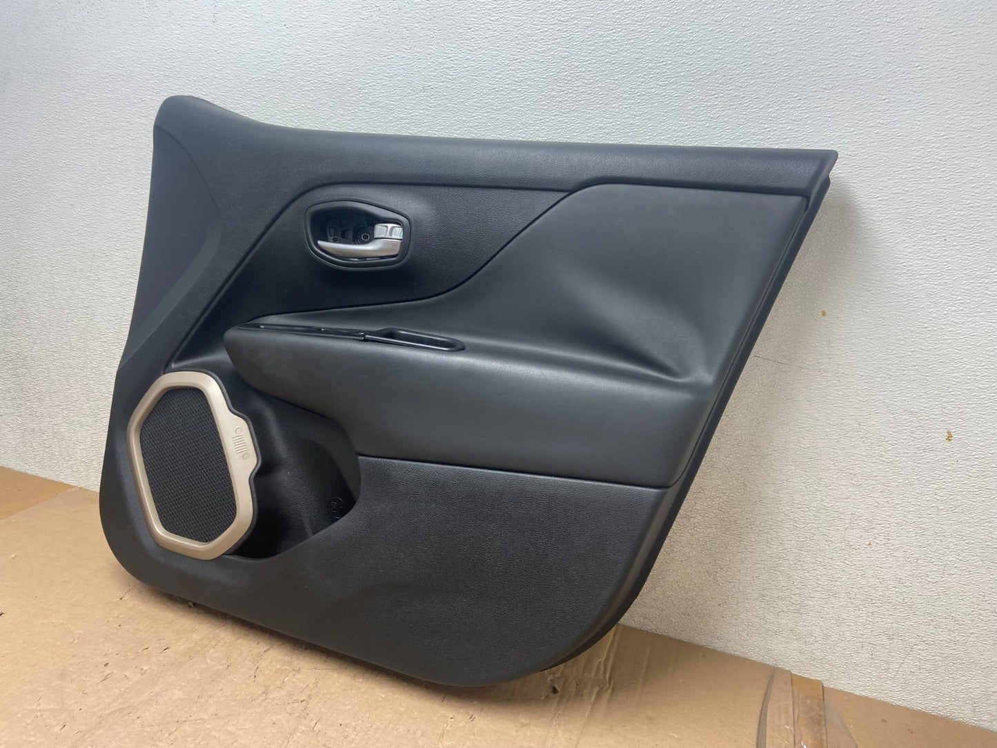 2016 to 2018 Jeep Renegade Front Right Passenger Side Panel Door R3062 DG1
