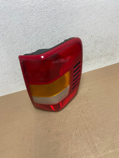 1999-2004 Jeep Grand Cherokee WJ Right Passenger Side Rh Tail Light AE4986 LK1