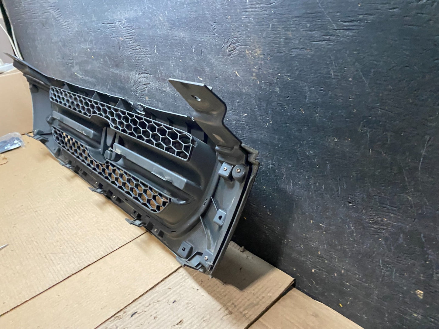 2003 2004 2005 Honda Pilot Front Upper Grill Grille Oem V6972 DG10