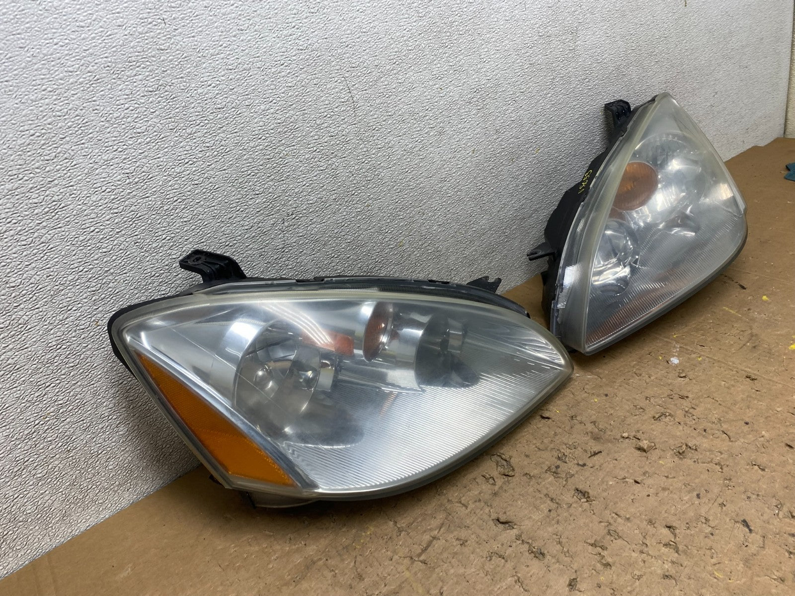 2002 to 2004 Nissan Altima Left+Right Side Set Halogen Headlights OEM V8053 DW1