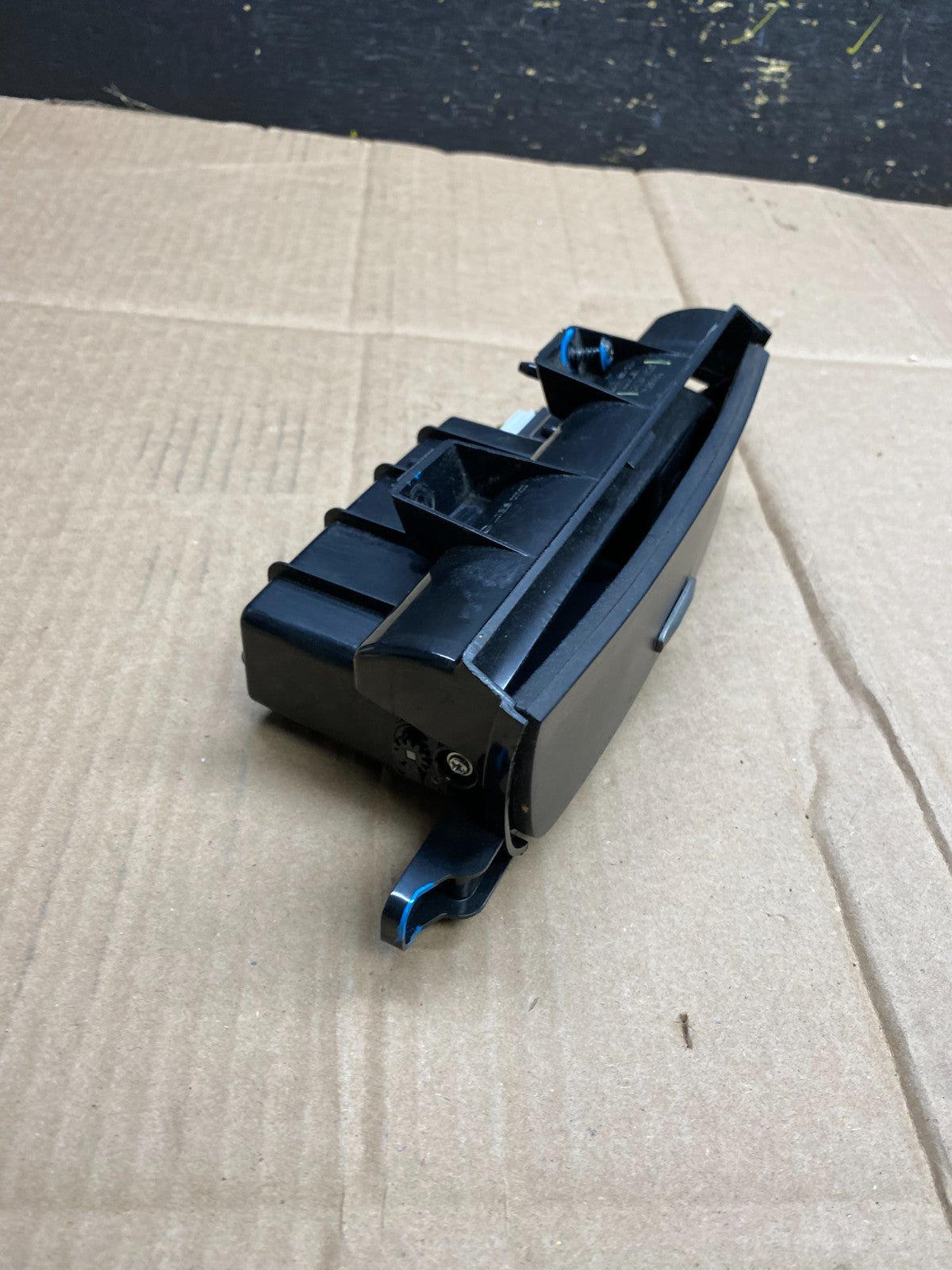 2006 - 2012 Kia Sedona Center Console Dash Storage Compartment Box AA4478 DG2
